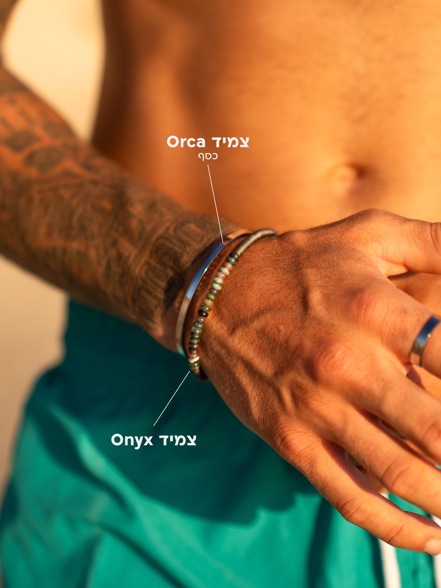 סט תכשיטי NERO לגבר: צמיד Orca קשיח ומינימליסטי בגימור מבריק (3.5 מ"מ) משולב עם צמיד Onyx מאבני אגת טבעיות מקולקציית WILD SPIRIT.