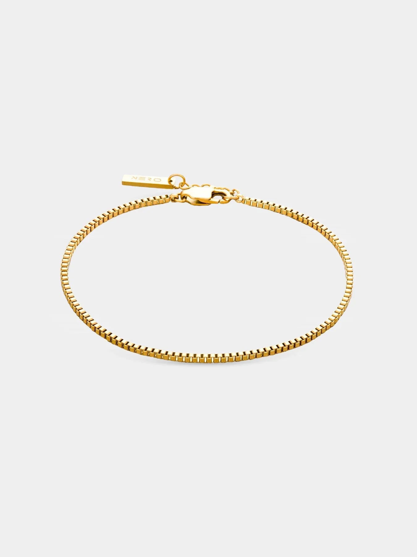 צמיד Octopus זהב של NERO בתצוגת סטודיו על רקע לבן, עיצוב מינימליסטי ברוחב 1.8 מ״מ
