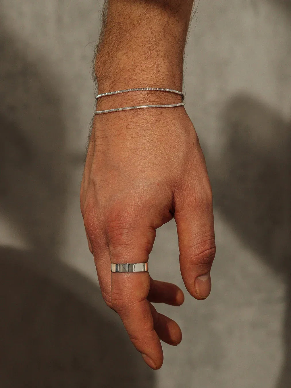 צמיד Octopus כסוף דק על פרק יד של גבר – תכשיטי NERO