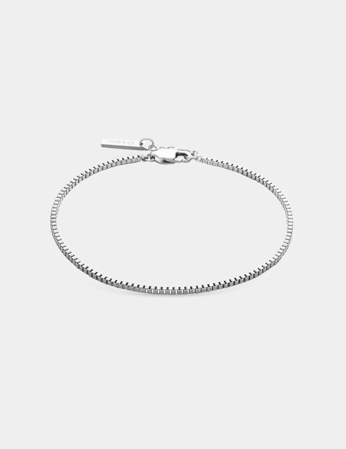 צמיד Octopus כסף של NERO בתצוגת סטודיו על רקע לבן, עיצוב מינימליסטי ורוחב 1.8 מ״מ