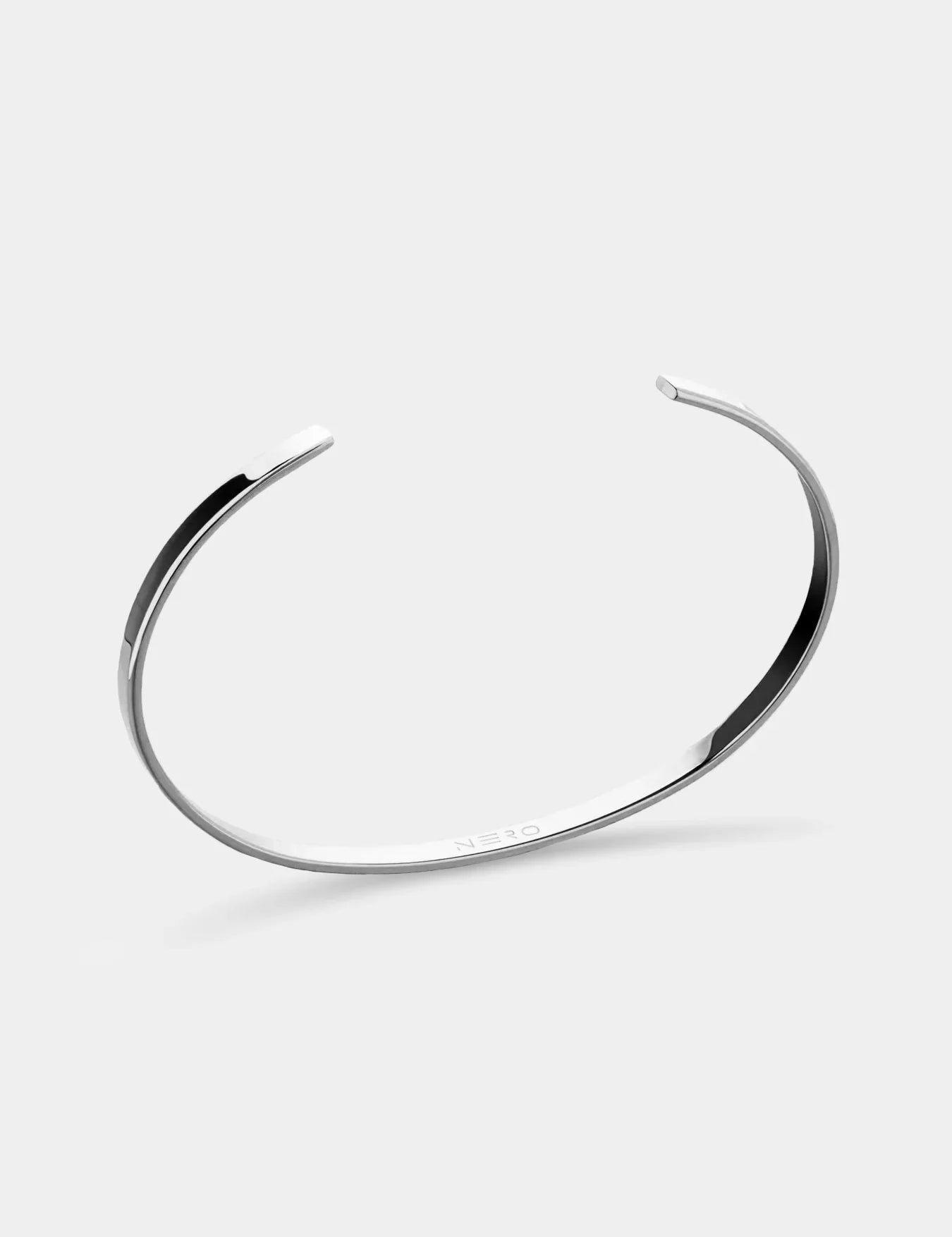 צמיד Orca כסף בגימור מבריק של NERO בתצוגת סטודיו על רקע לבן