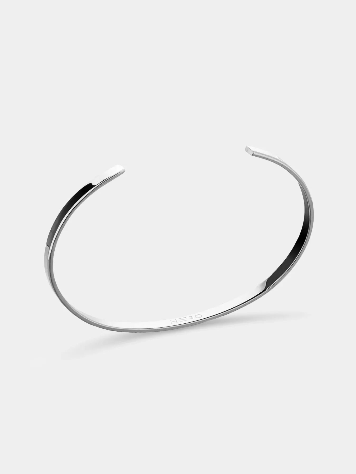 צמיד Orca כסף בגימור מבריק של NERO בתצוגת סטודיו על רקע לבן