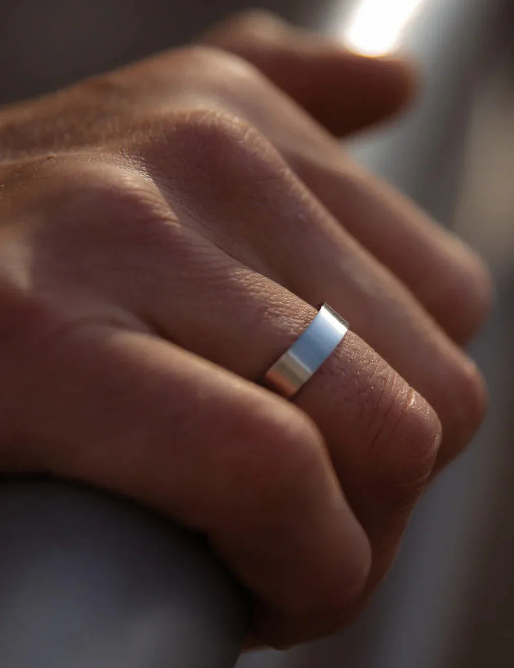 יד של גבר עם טבעת Oyster כסופה בגימור מט – NERO