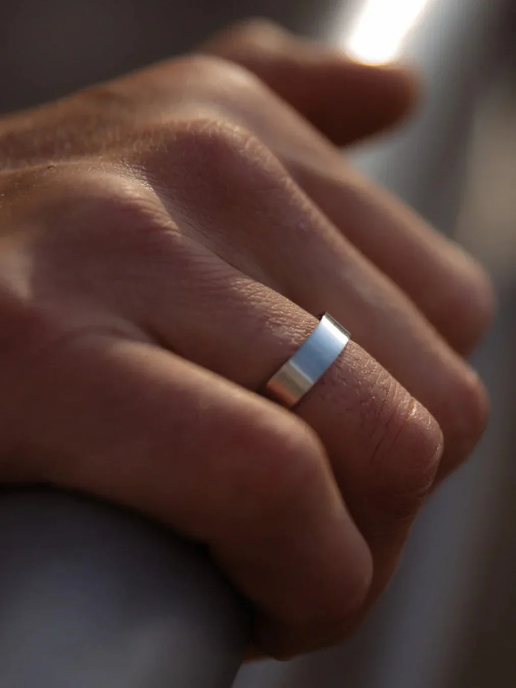 יד של גבר עם טבעת Oyster כסופה בגימור מט – NERO