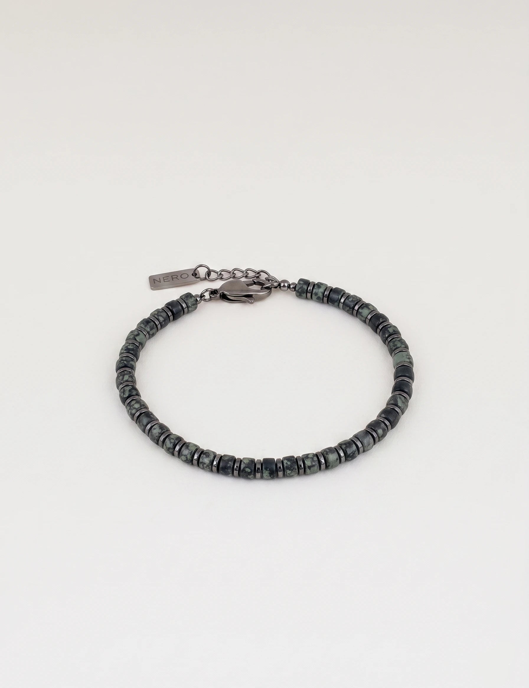 צמיד Obsidian לגבר מקולקציית WILD SPIRIT, עשוי אבני חן טבעיות בגווני ירוק-שחור כהים ודיסקיות פלדת אל-חלד בגימור מושחר (Gunmetal) על רקע נקי.