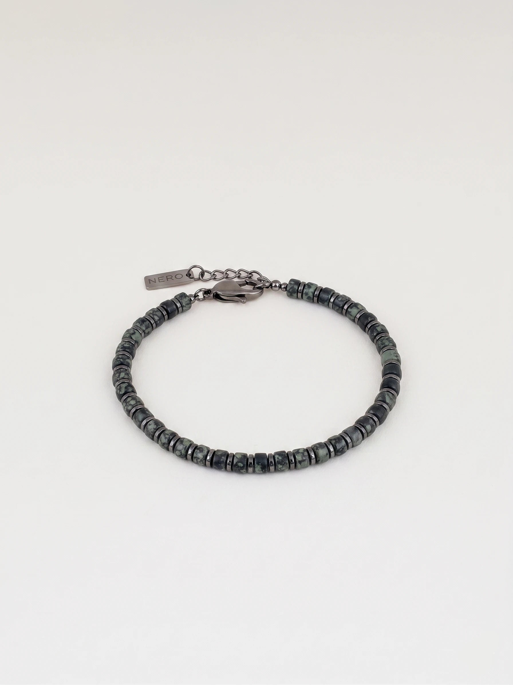 צמיד Obsidian לגבר מקולקציית WILD SPIRIT, עשוי אבני חן טבעיות בגווני ירוק-שחור כהים ודיסקיות פלדת אל-חלד בגימור מושחר (Gunmetal) על רקע נקי.