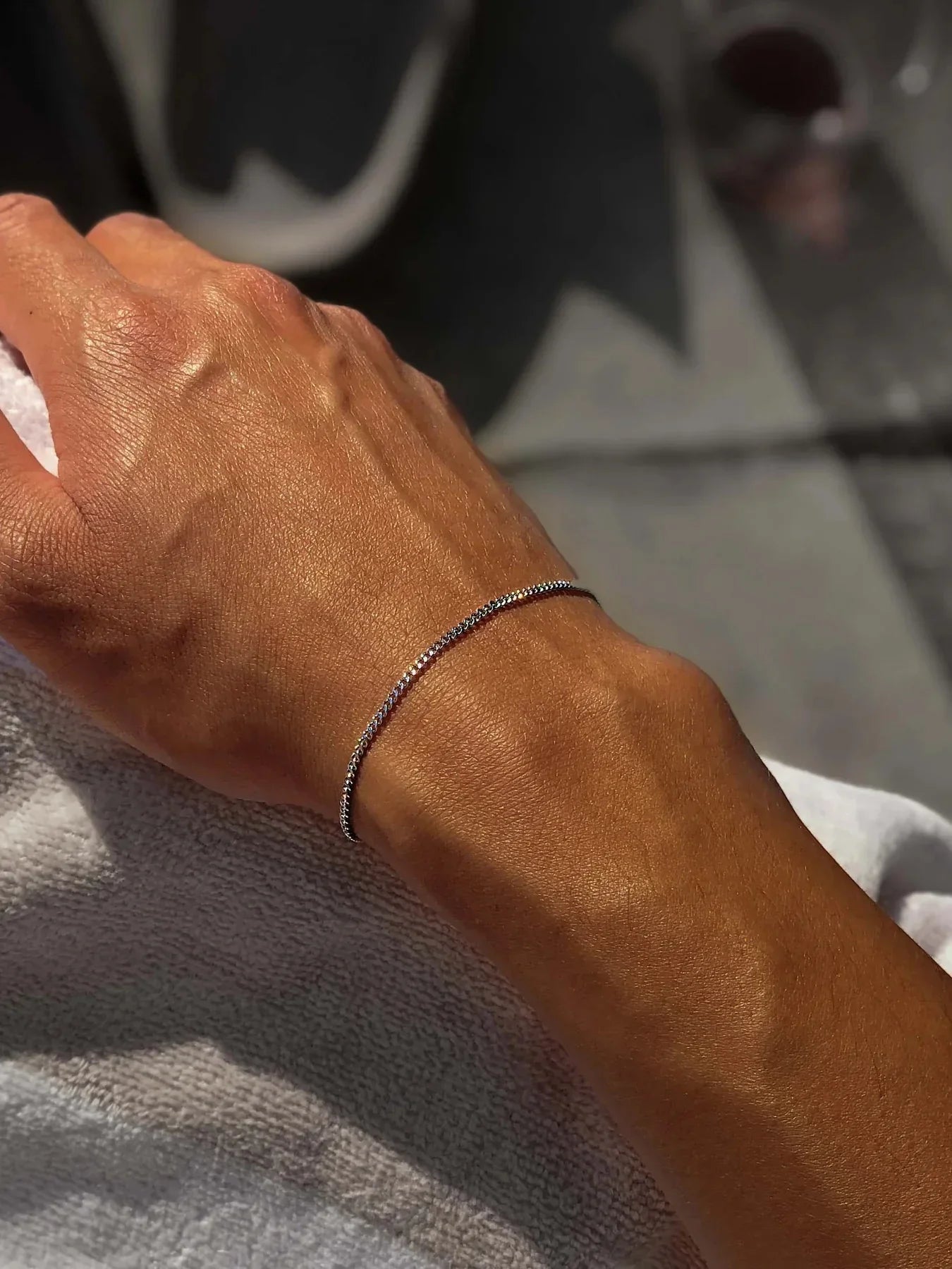 צמיד Piranha לגבר בגימור כסוף בצילומי לייף סטייל על פרק כף היד