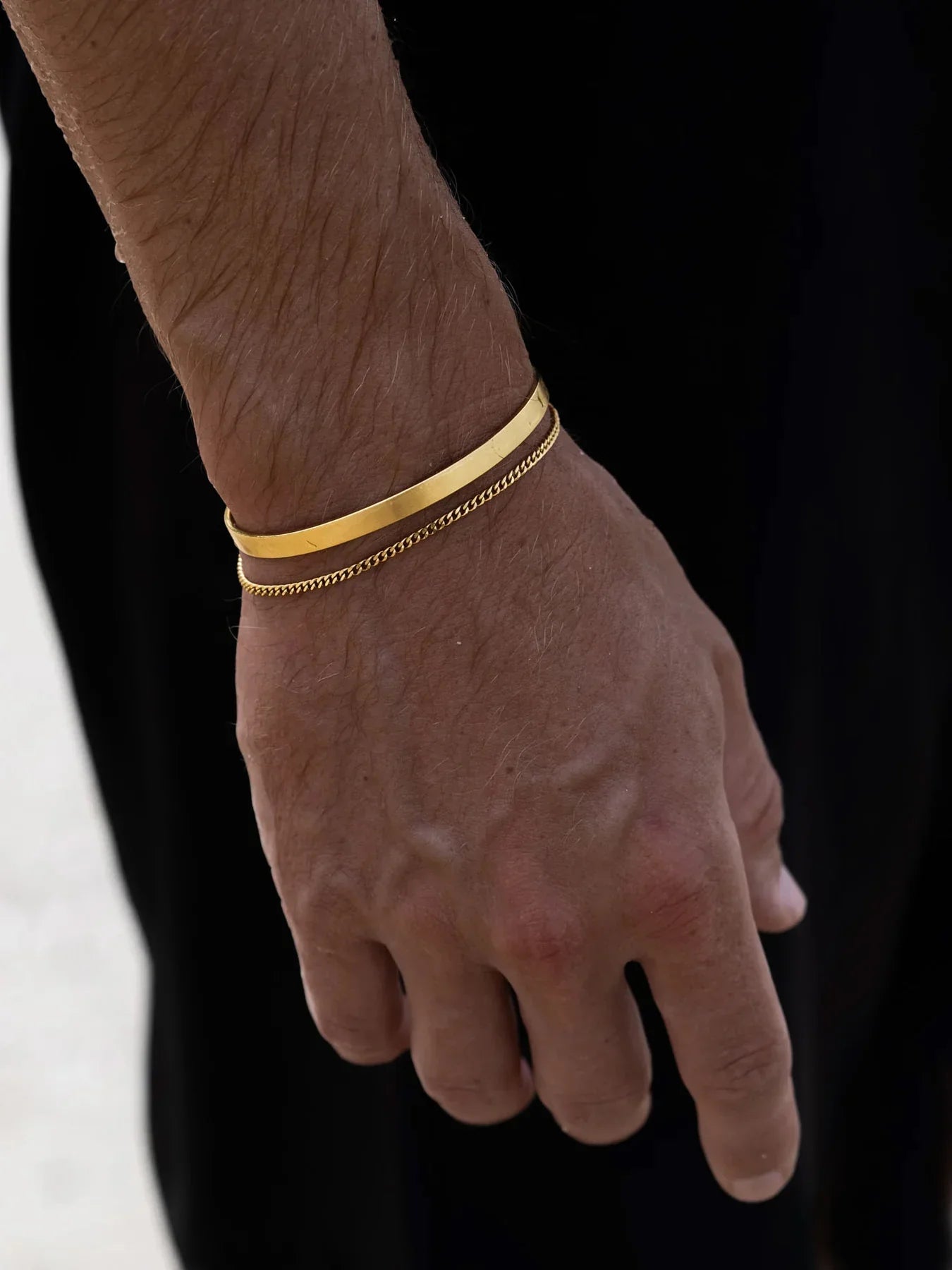 צמיד Piranha לגבר בגימור זהב בצילומי לייף סטייל על פרק כף היד