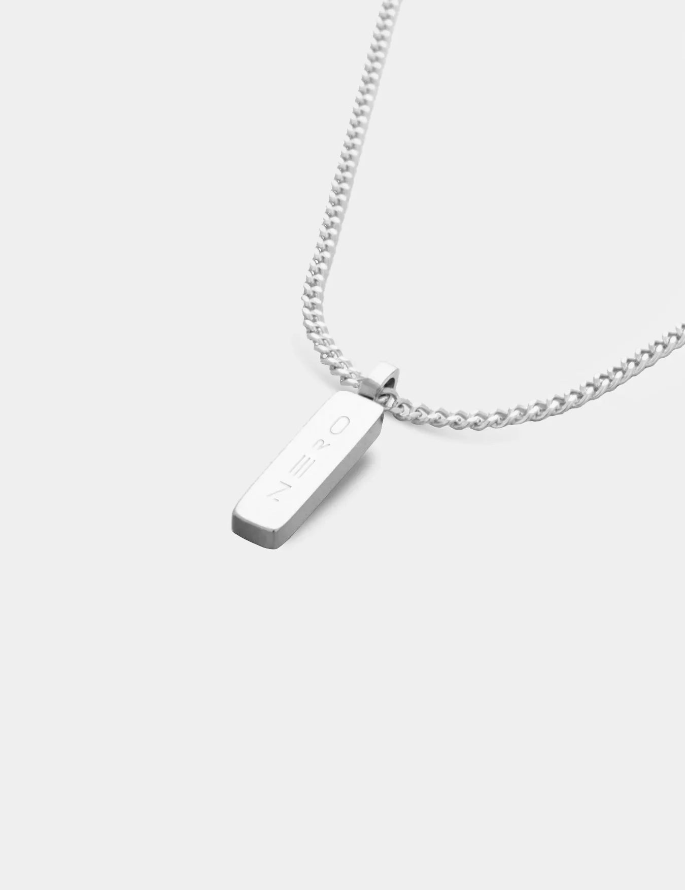 שרשרת Piranha לגבר בגימור כסוף עם תליון NERO מינימליסטי