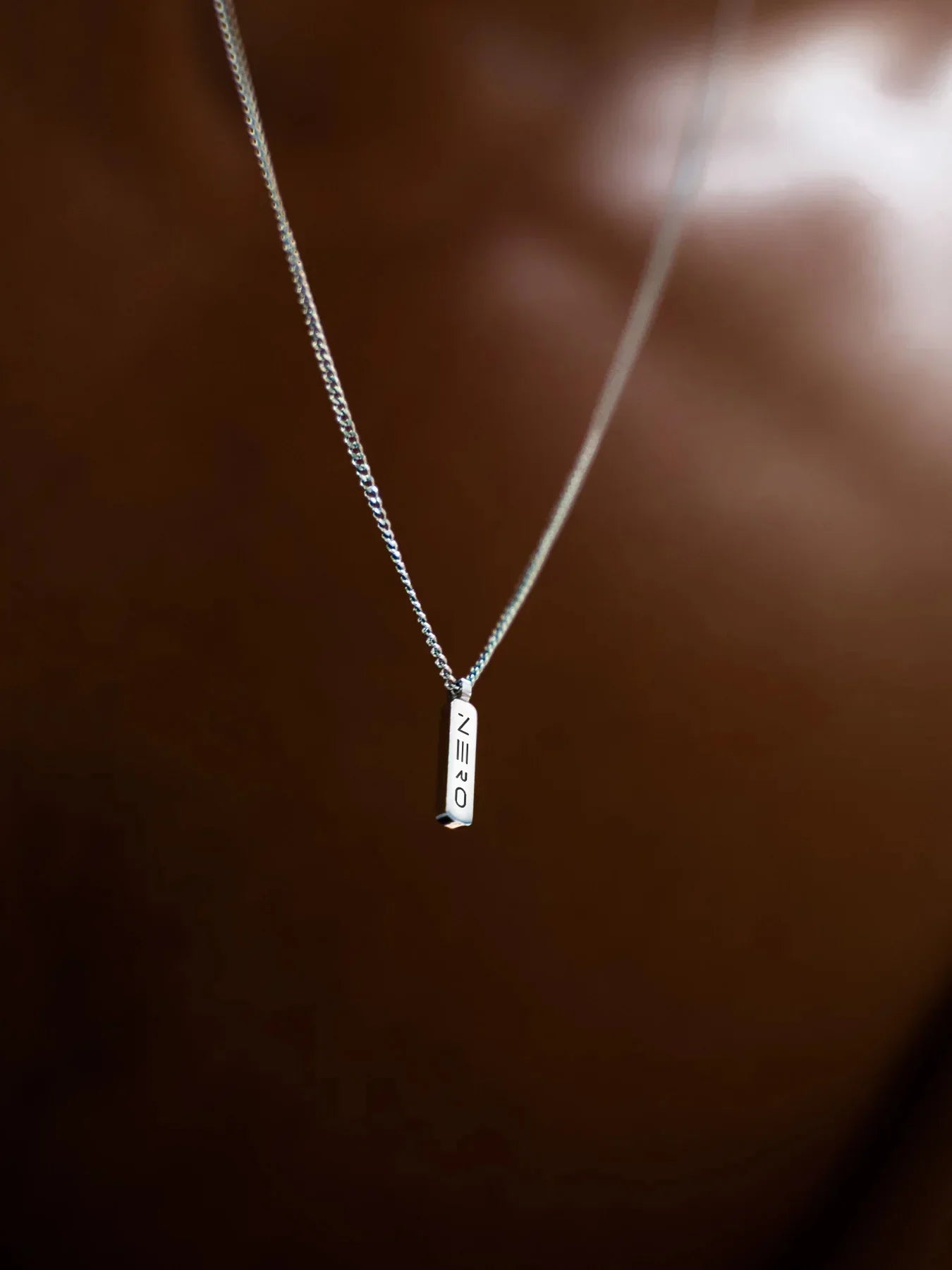 שרשרת Piranha לגבר בגימור כסוף עם תליון NERO בצילום לייף סטייל