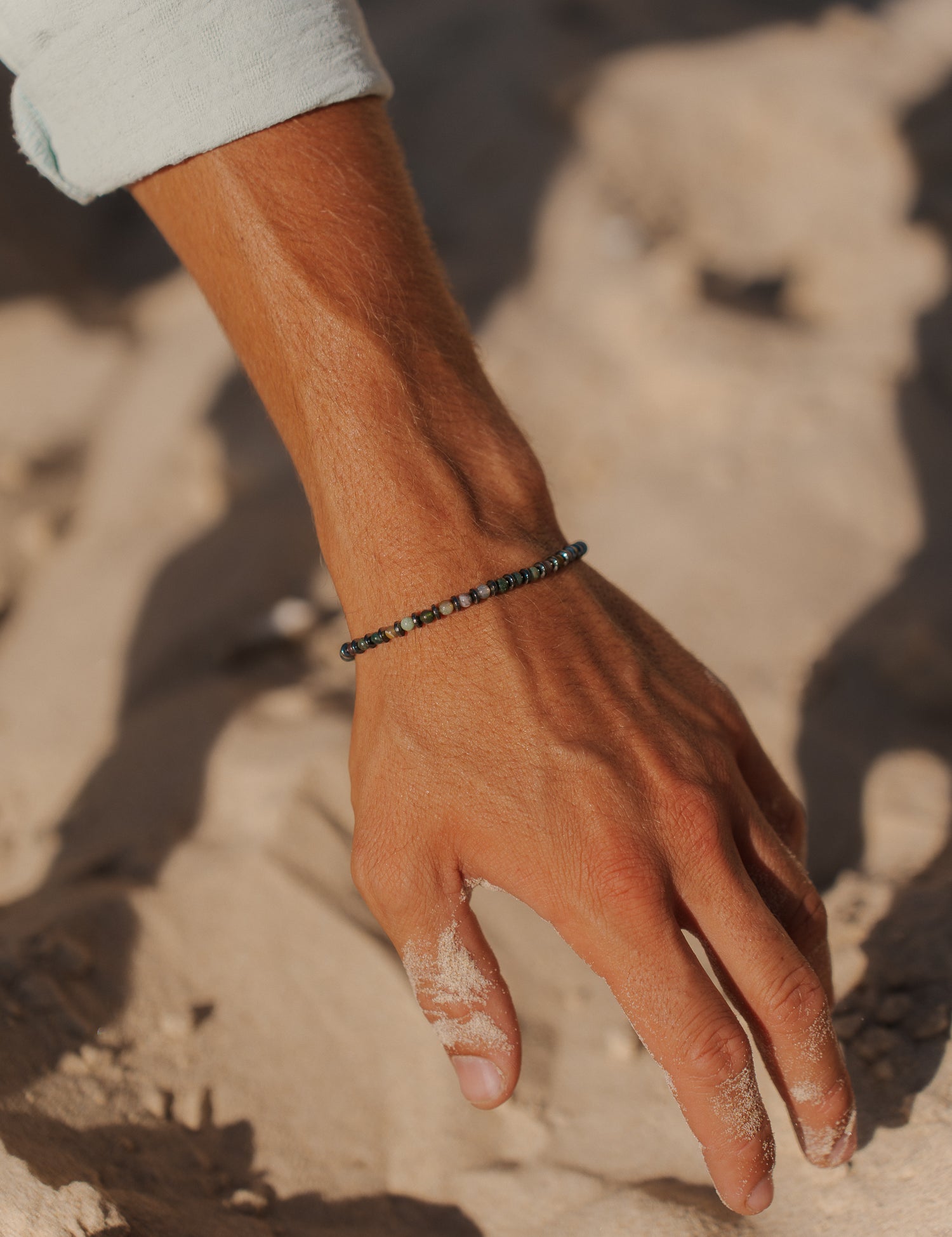 צמיד Tulum משולב עם שרשרת ותכשיטי כסף (Ocean Gems) בסטיילינג חוף.