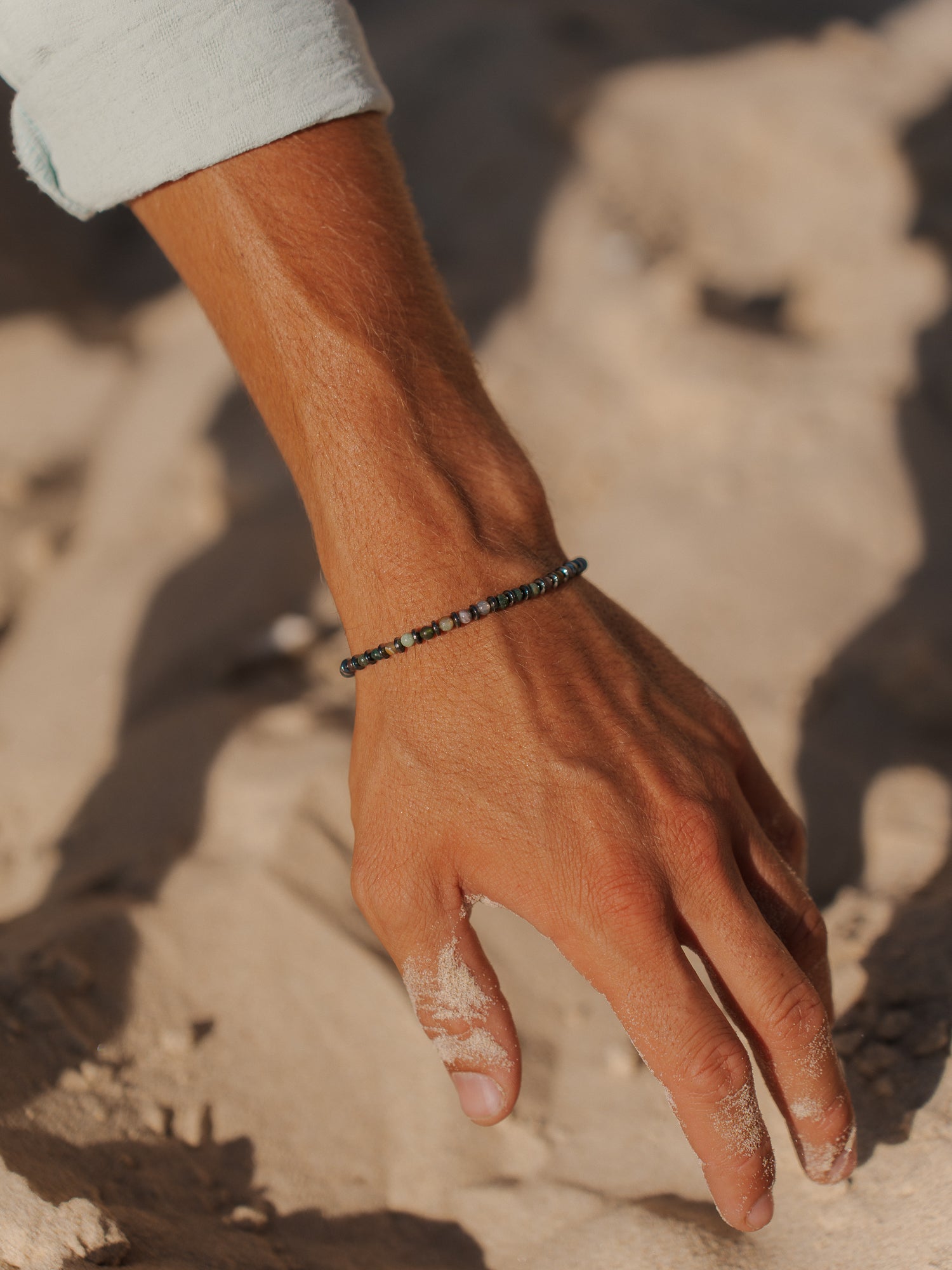 צמיד Tulum משולב עם שרשרת ותכשיטי כסף (Ocean Gems) בסטיילינג חוף.