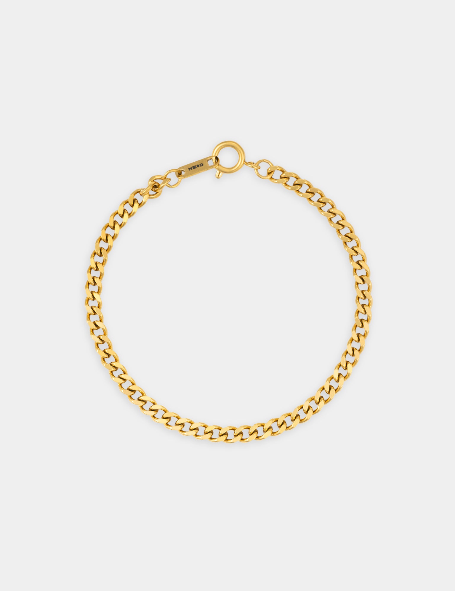 צילום מוצר של צמיד Zeus מוזהב על רקע לבן