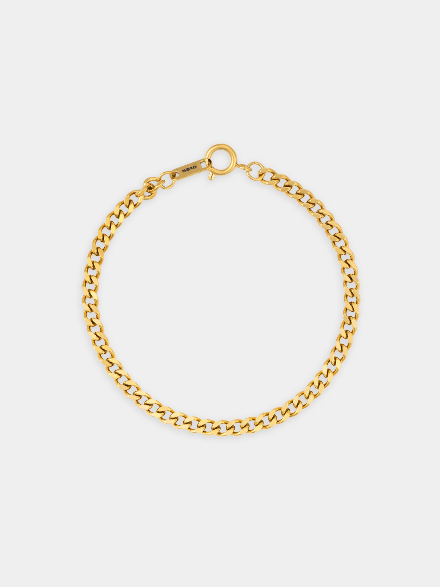 צילום מוצר של צמיד Zeus מוזהב על רקע לבן