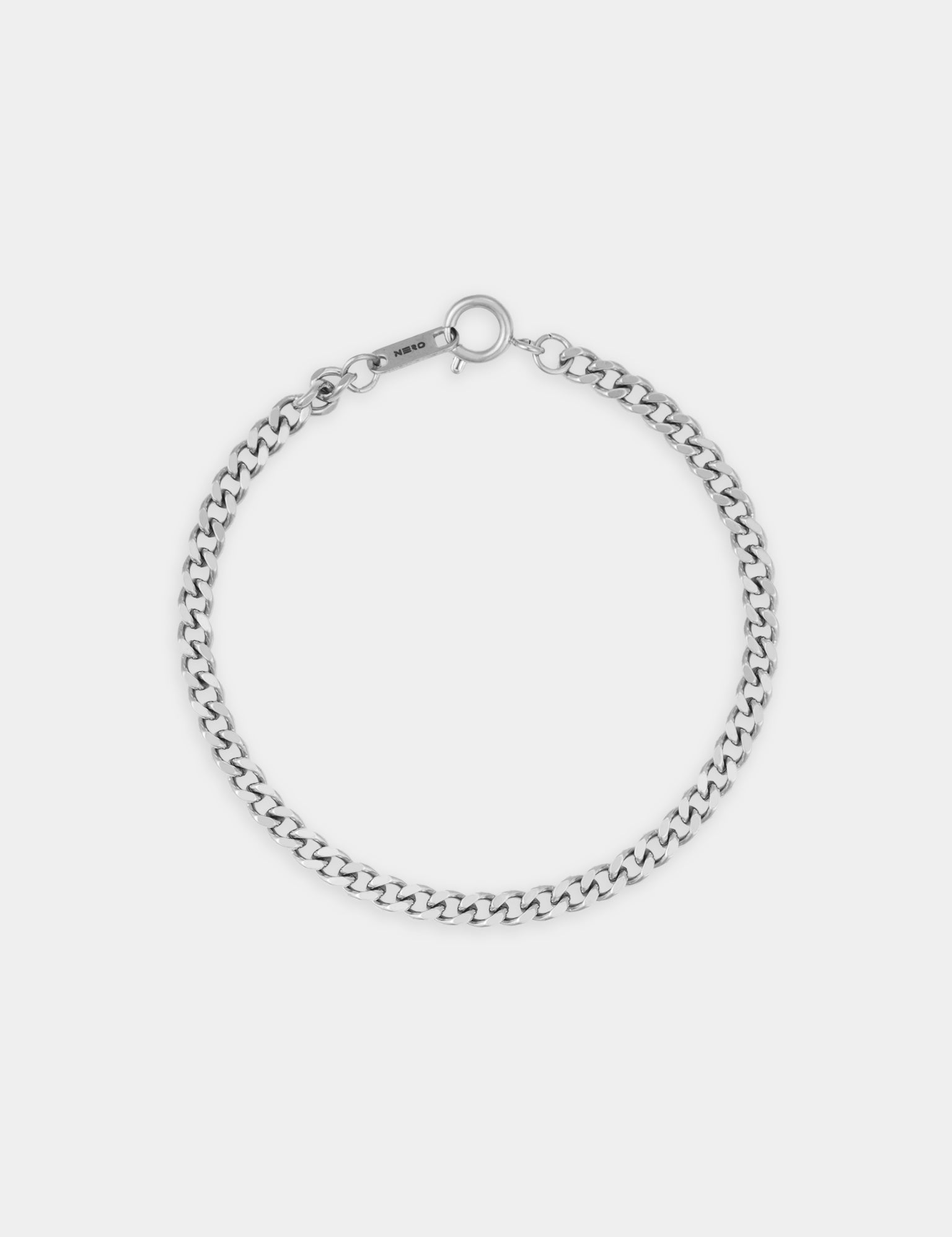 צילום מוצר של צמיד Zeus בצבע כסף על רקע לבן