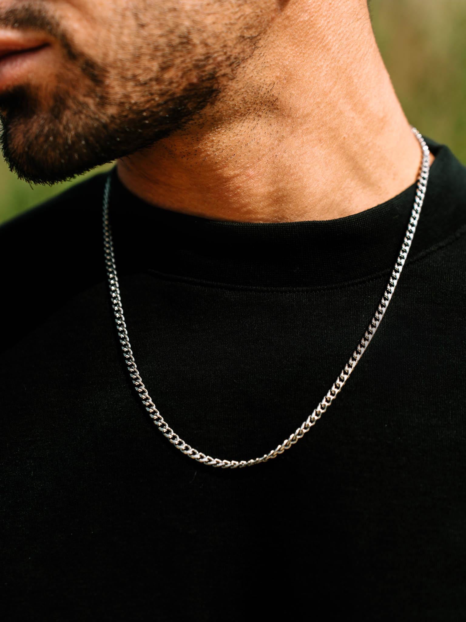 שרשרת Zeus כסופה 4 מ״מ על דוגמן עם חולצת שחור בצילום תקריב