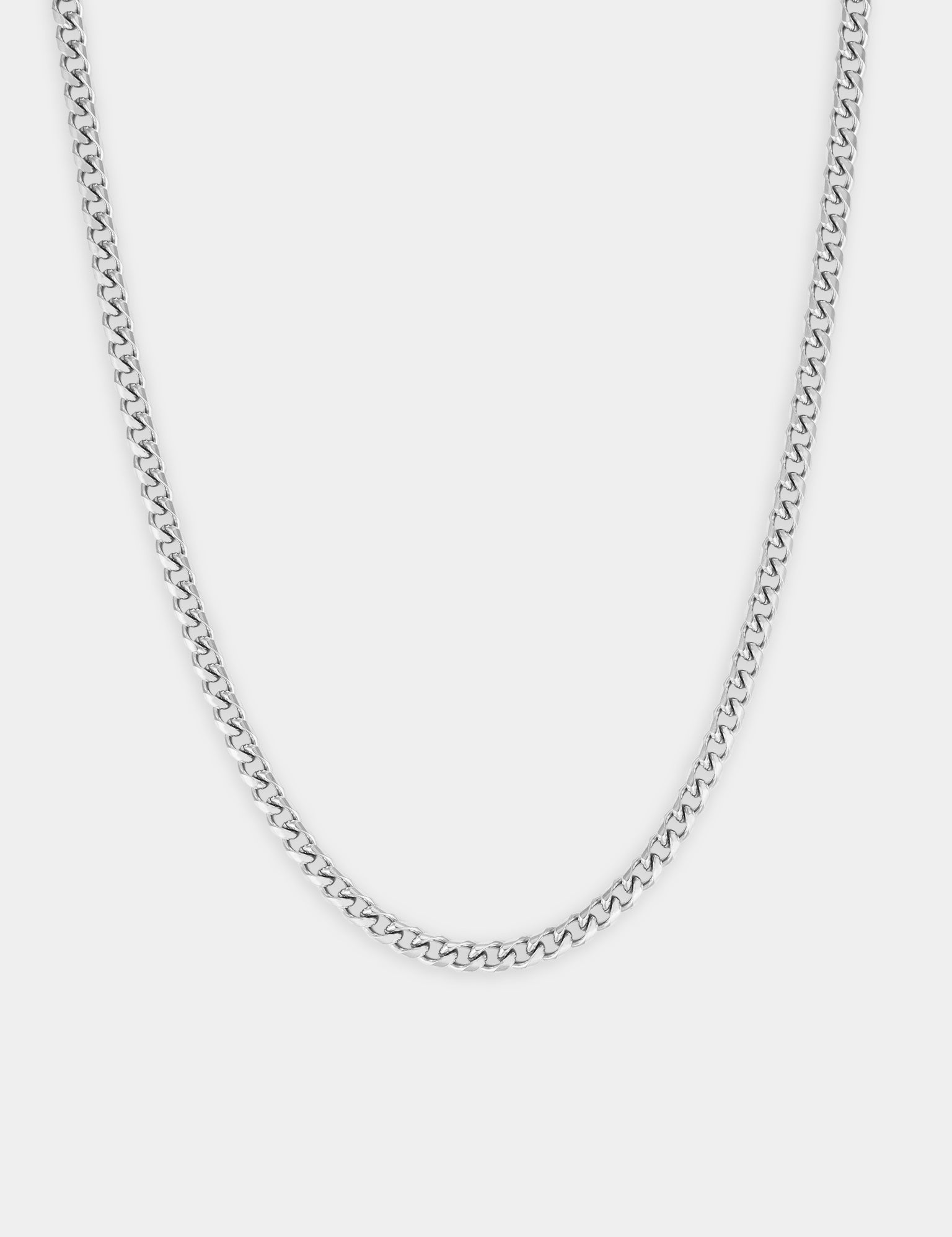 צילום מוצר של שרשרת Zeus כסופה ברוחב 4 מ״מ על רקע לבן